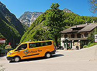 Bobs bus in front of restaurant 'Pass Luegg'